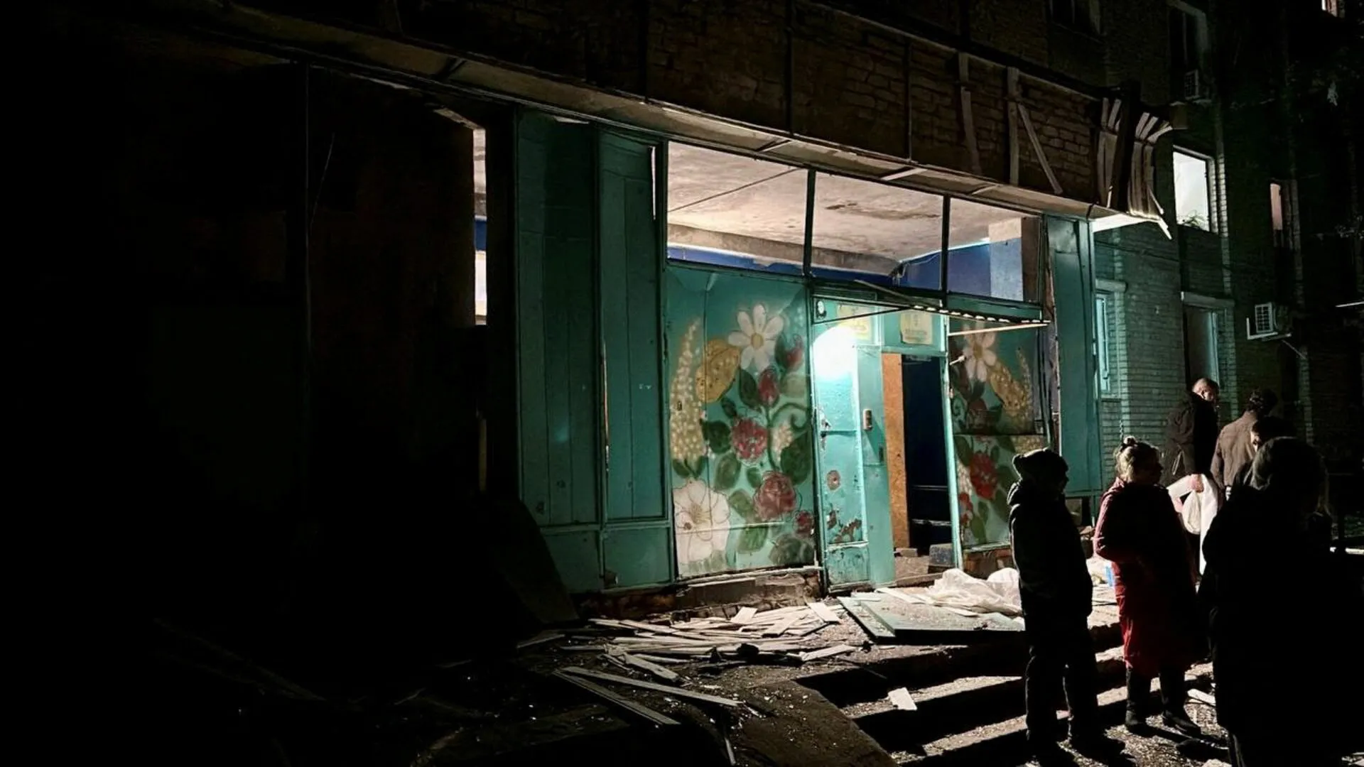 Люди збираються на місці масової атаки російських безпілотників у місці, названому Дніпром, Україна, на цьому роздатковому фото, опублікованому 17 квітня 2025 року.